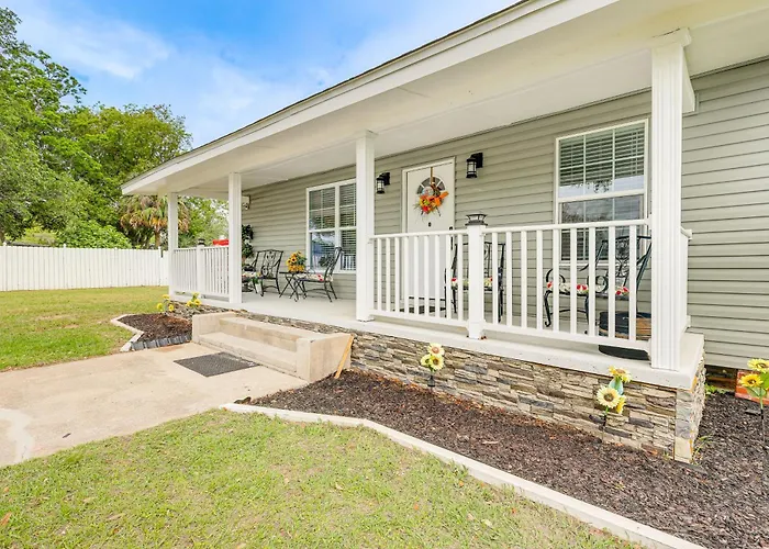 Holiday home On 1 Acre W/ Large Yard & Grill!