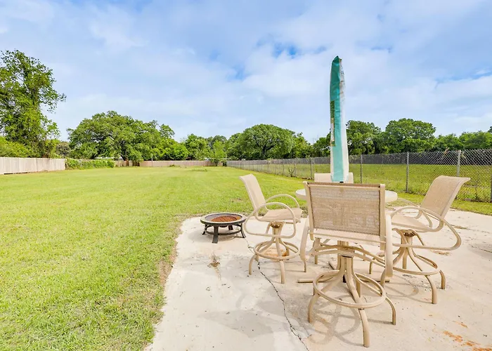 Holiday home On 1 Acre W/ Large Yard & Grill! Pensacola