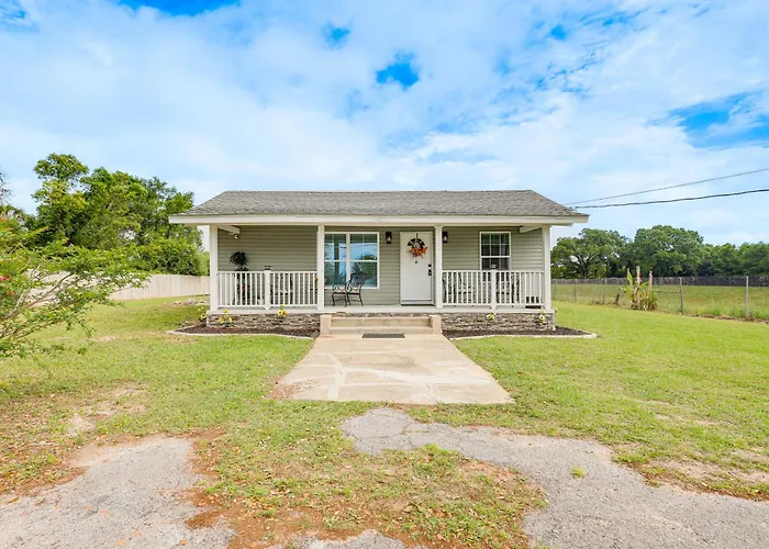 On 1 Acre W/ Large Yard & Grill!