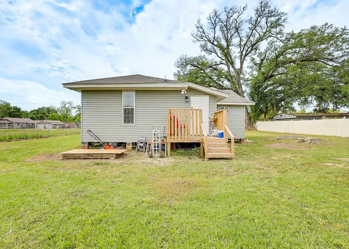 Holiday home On 1 Acre W/ Large Yard & Grill! *