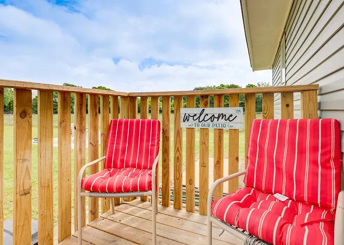 On 1 Acre W/ Large Yard & Grill! Holiday home Pensacola
