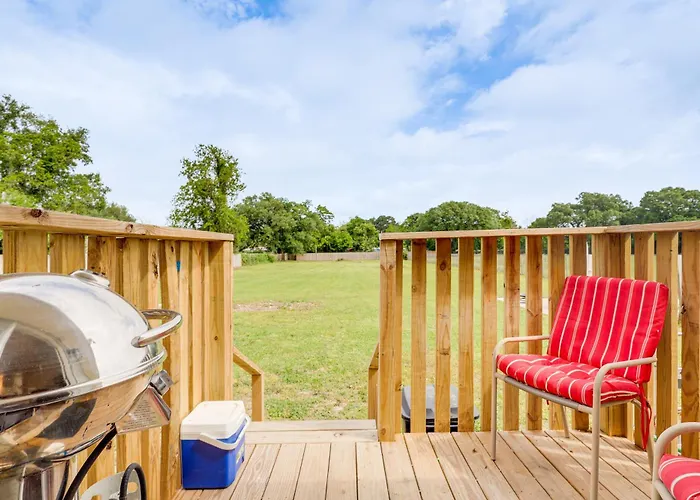 On 1 Acre W/ Large Yard & Grill! *